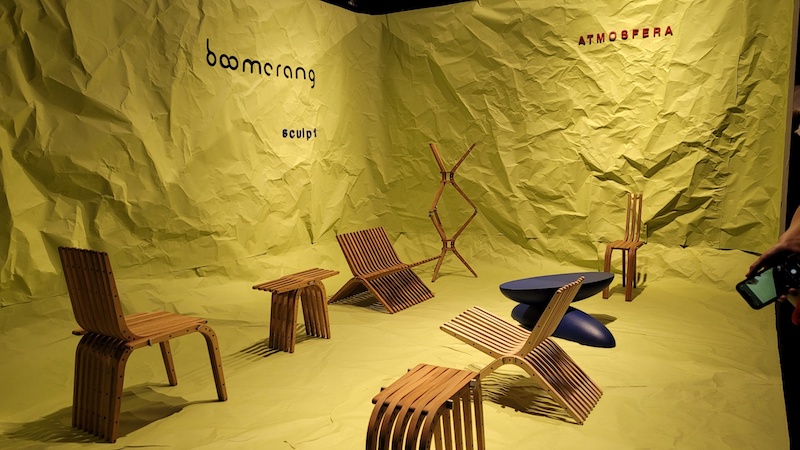 Nachhaltig und innovativ: Holzelemente in symmetrischer Bumerang-Form lassen sich immer wieder neu kombinieren